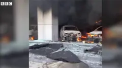کراچی میں تعمیراتی کمپنی بحریہ ٹاؤن کی جانب سے مبینہ طور پر مقامی گوٹھوں کو مسمار کرنے کے خلاف احتجاج کے دوران متعدد عمارتیں اور گاڑیاں نذرِ آتش کر دی گئی ہیں۔