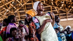 Un groupe de fermiers chrétiens chantent et dansent pendant l'office du dimanche à l'église d'Ecwa dans l'État de Kaduna, une région touchée par les conflits religieux.