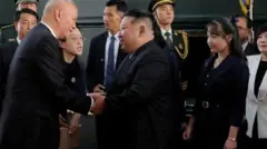 Kim Jong-un saluda al ministro chino Wang Yi, acompañado de su hija, Kim Ju-ae y otros funcionarios.