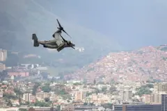 Un avión US Bell Boeing V-22 Osprey sobrevolando en Caracas