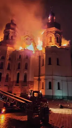 Успенський собор Києво-Печерської лаври палає внаслідок російської атаки