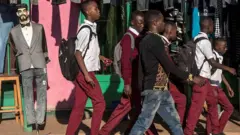 Muri iki kiganiro rero, Felin Gakwaya aha umwanya urubyiruko ruri mu bihugu bitandukanye, ruvuge ibibazo byazo mu kwihangira imirimo, na cyane cyane iyo barangije amashuri.