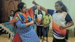 இலவச தற்காப்புப் பயிற்சி தரும் பெண்