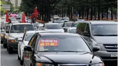 보수단체로 알려진 새한국 대구본부 소속 회원들이 19일 오후 대구 수성구 MBC네거리 인근 도로에서 추미애 법무부 장관 사퇴를 촉구하는 차량 행진 집회를 하고 있다