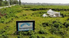 এক জায়গায় মুসলমান, হিন্দু এবং খ্র্রিষ্টানদের সমাধি মৌলভীবাজারের একটি কবরস্থানে
