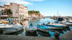 Una vista panorámica de una ciudad portuaria en Eslovenia