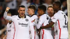 احتفال لاعبي فريق فرانكفورت