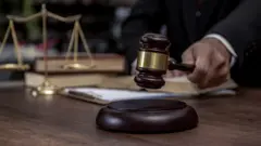 صورة تعبيرية لمطرقة قاضي في المحكمة