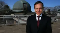 Professor de Harvard crioou polêmica com ideia de que estranho objeto interestelar Oumuamua pode ter sido formado por civilização alienígena.