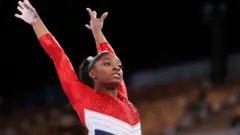 সিমোন বাইলস অলিম্পিকস এবং বিশ্ব চ্যাম্পিয়ানশীপ মিলিয়ে মোট ৩০টি পদক জিতেছেন।