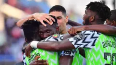 Les Super Eagles célèbrent leur but à l'ouverture du score par le défenseur Kenneth Omeruo, face au Syli national.