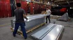 Trabalhadores em uma fábrica no México