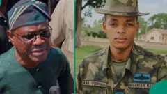 Wike àti Yerima Wike wọ aṣọ Sokoto àti ẹ̀wù aláwọ̀ ewéko, ó side fìlà pẹlu nígbà tí Yerima wọ aṣọ àti fìlà ológun 