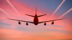 Vapour trails behing aircraft