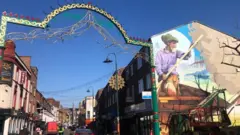 বাংলা টাউনের তোরণের পাশে ম্যুরাল মাটির টান।