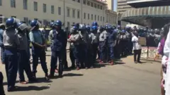 Askari wakiwa barabarani (Mwezi Septemba)