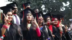 বিশ্ববিদ্যালয়ের ভর্তি পরীক্ষায় অংশ নিতে একজন শিক্ষার্থীকে অনেকগুলো বিশ্ববিদ্যালয়ে ভর্তি পরীক্ষা দিতে হয়