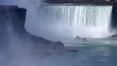 Un barco frente a las Cataratas del Niágara.