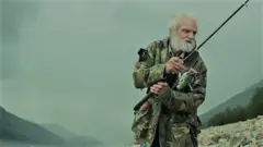 Ken Smith, de 74 anos, vive em cabana ao lado de remoto lago escocês; ele pesca e cata alimentos, junta lenha e lava suas roupas em banheira velha ao ar livre.