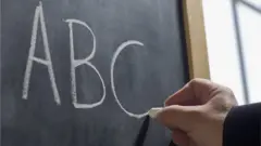 Qubee ABC gabatee gurraacharratti ahrka barreessu