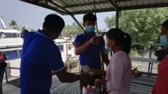 ရခိုင်မှာ ကုန်းလမ်းနဲ့ရေကြောင်းခရီးသည်တွေကို ကိုဗစ် စစ်ဆေးမှု မလုပ်သေး