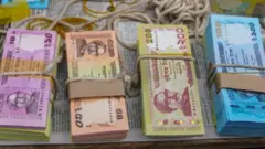 নতুন নোট পাওয়া যায় মতিঝিলের খোলা বাজারেও।