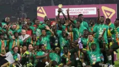 Awọn agbabọọlu Senegal n ṣe ajọyọ pẹlu ife ẹyẹ Afcon