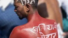 खतियान की मांग करता हुआ एक शख़्स