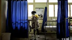 Mkunga akimbeba mtoto mchanga nchini Zimbabwe