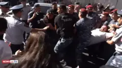 Etirazçılar və polis