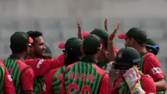 সতীর্থ ক্রিকেটারদের সাথে সাকিব আল হাসান।