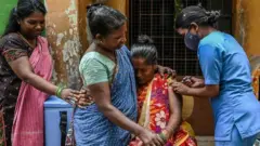 ஊசி போடும் செவிலியர்