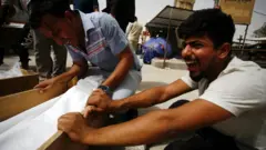 3日には葬儀が相次いだが、多くの遺体はまだ身元が確認されていない(3日、イラク・ナジャフ)