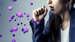 Mujer expulsando virus a través de la tos.