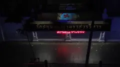 วัดปทุมวนารามราชวรวิหาร ซึ่งมีผู้เสียชีวิต 6 ราย หลังแกนนำ นปช. ประกาศยุติการชุมนุมบ่ายวันที่ 19 พ.ค. 2553 คือหนึ่งในจุดที่เกิดข้อความปริศนานี้