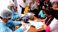 ঢাকা মেডিকেল কলেজ হাসপাতালে ক্যাম্প করে সর্দি-কাশির চিকিৎসা দেয়া হচ্ছে