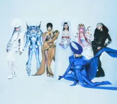 Os 7 integrantes do XG posam em uma série de roupas futuristas em uma imagem promocional do álbum The Core