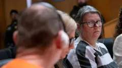 Jennifer Crumbley olha para seu marido James Crumbley durante a audiência em que foi lida a sentença