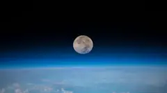 Luna vista sobre el espacio azul
