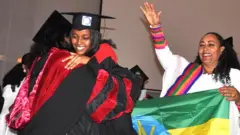 ዶክተር ጸጋ ኣብ ስነስርዓት ምረቓ እናተሸለመት
