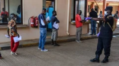 madereva wa malori wakifanyiwa vipimo vya corona katika mpaka wa Malaba Uganda