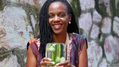 Catherine Nakalembe holding award ਕਿਸਾਨ, ਕੈਥਰੀਨ, ਐਵਾਰਡ