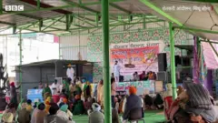 दिल्लीच्या सीमेवर आंदोलक शेतकऱ्यांनी वर्षभरात वसवलं संपूर्ण गाव