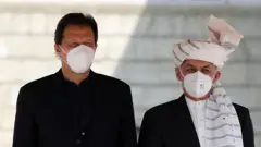 पाकिस्तान के प्रधानमंत्री इमरान ख़ान के साथ अफ़ग़ानिस्तान के राष्ट्रपति अशरफ ग़नी