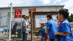 Crianças visitam centro de coleta de lixo em Kamikastu
