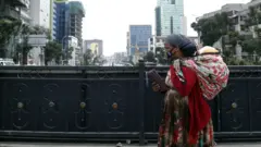 ጭምብል ያጠለቀች ሴትዮ