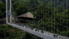 Ngày 28/5, tại xã Mường Sang, huyện Mộc Châu, đã khánh thành cầu kính Bạch Long Mộc Châu