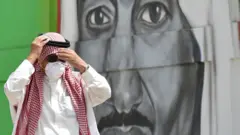 رجل يرتدي قناعا في السعودية