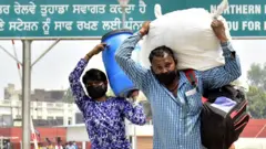 पलायन करने मज़दूर
