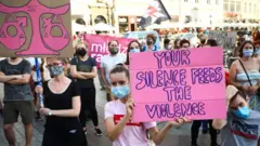 Polonya hükümetinin planları, Cuma günü Varşova sokaklarında protesto edildi